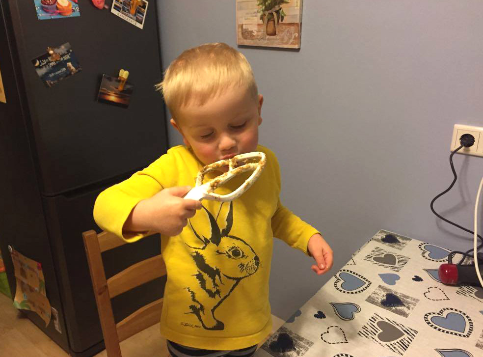 Der Junge probiert die Lebkuchenmasse.