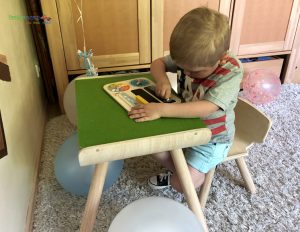 Kindertisch- und Kinderstuhlset PlanToys - Spielen mit Kalender