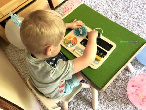 Kindertisch- und Kinderstuhlset und mein erster Kalender von PlanToys