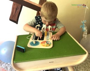 Kindertisch- und Kinderstuhlset und mein erster Kalender von PlanToys - mit Kreide malen